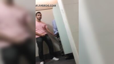 Gay Porn Banheirão: An Explosive Bathroom Encounter!
