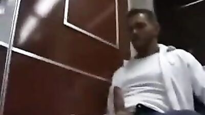 Gay Porn in the City: Action, Big Cocks and Handjobs