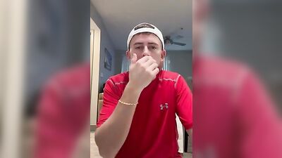 Evan Cox brinca com o seu pau e gosa com as maos livre boys porn