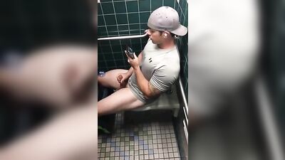 Caught a dude beating off after working out at the gym boys porn