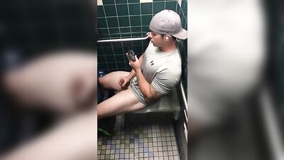 Caught a dude beating off after working out at the gym boys porn