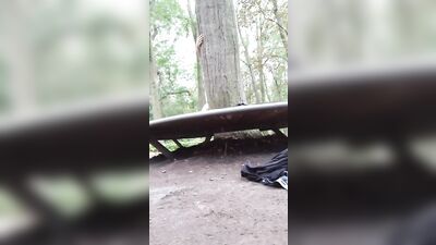 Twink s'exhibe au parc et montre sa grosse queue