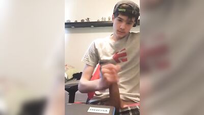 Teen Gamer Takes a Cum Break