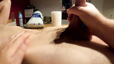 Ce minet sert de repas à son daddy et se fait fourrer comme une bonne salope