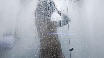 a sexy dance while I take a shower to go to the street to fuck with the boys