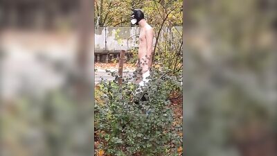 Minet bien monté montre sa grosse frite et espère chopper un automobiliste