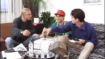 Der Pizzaboy Returns: Old School Amateur Vintage Porn