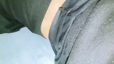 寝起きにムラムラしたので床オナします