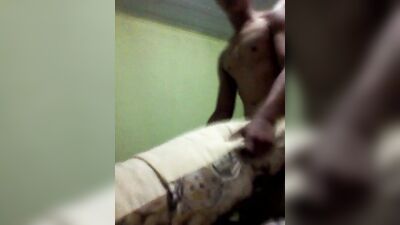 Brasileiro tira a roupa 0