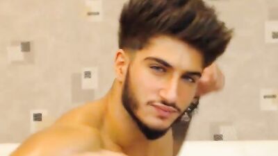 Sexy Guido Hunk Shows Off Body, Ass, and Dick