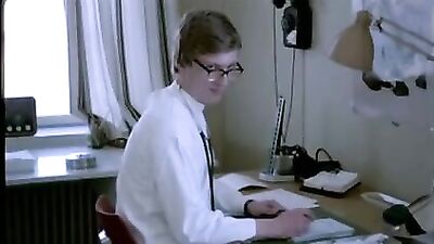 CFNM SCENE from "Apen Framtid".