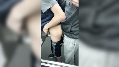 Comecei a fuder com meu meio-irmão no elevador e acabei com ele na minha cama me fudendo ainda mais