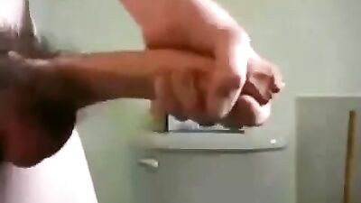 POLLÓN ENORME SE CORRE.