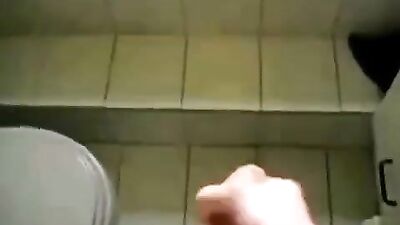 POLLÓN ENORME SE CORRE.