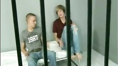 Cody avec un ami sont en prison