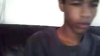 Hüpscher junger boy wixt