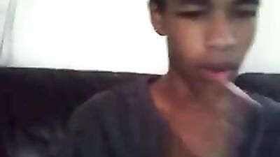 Hüpscher junger boy wixt