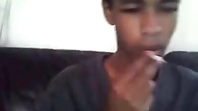 Hüpscher junger boy wixt