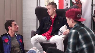 College Threesome: Amateur Group Sex