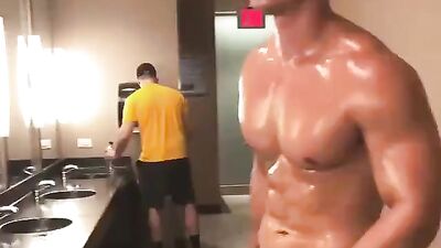 BODY oiled up hunk boy - The ultimate gay porn video experience!