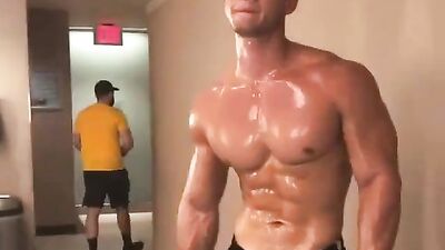 BODY oiled up hunk boy - The ultimate gay porn video experience!