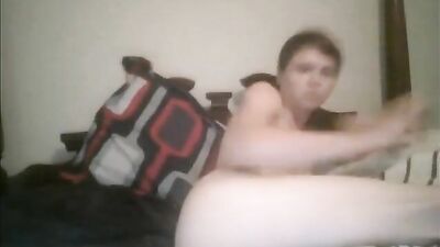 Sèrieux very young and smooth twink masturbating in bed