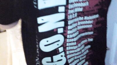 Markus Pelz bekommt Nagellack Entferner &uuml;ber den Schwanz