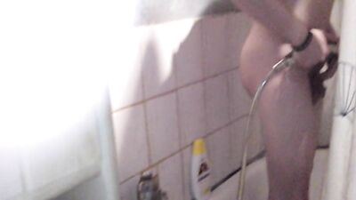 Markus Pelz bekommt Nagellack Entferner &uuml;ber den Schwanz