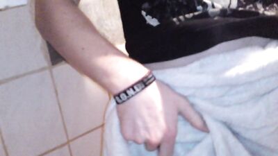 Markus Pelz bekommt Nagellack Entferner &uuml;ber den Schwanz