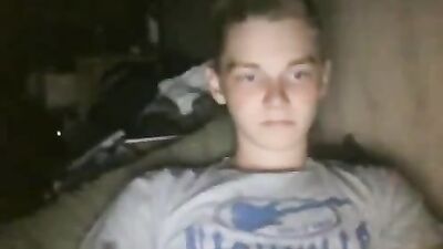 Blondinet lisse se masturbe sur son lit