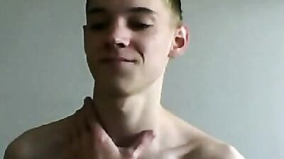 Jeune blondinet lisse ejacule sur son ventre