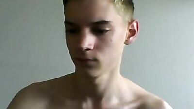 Jeune blondinet lisse ejacule sur son ventre