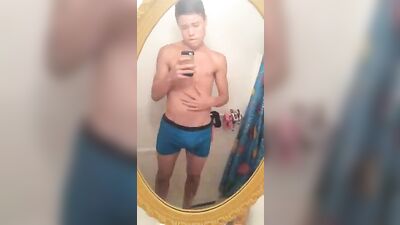 Free Boy Twinks at Se mostrando no espelho-1