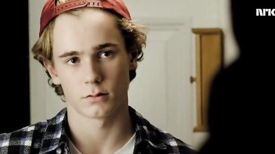 Iska and Evan Skam Passonate Snogging