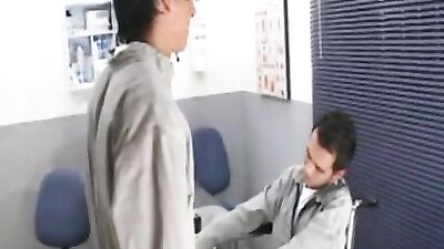 Chicos colombianos playing at the office