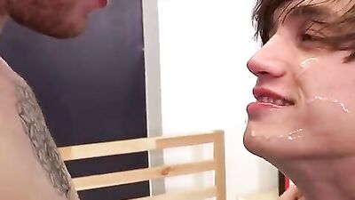 Twink gets a good facial