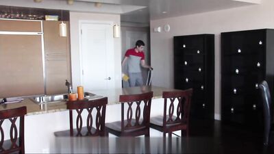 Hunk leaves a trail right up to his ass