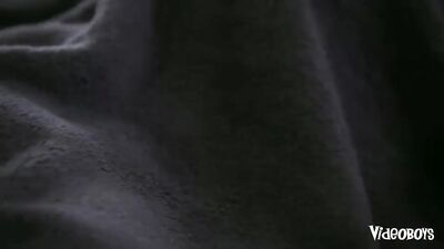 Minet sous les draps