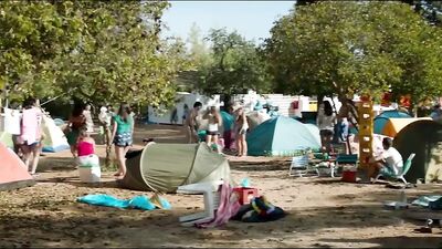 RENESSE 2016 Short CFNM scene.