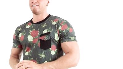 Muscular hottie loves to tease