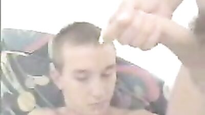 DOS CHICOS SE CORREN.