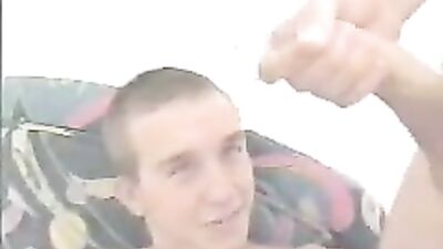 DOS CHICOS SE CORREN.