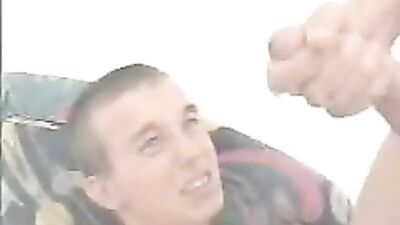 DOS CHICOS SE CORREN.