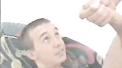 DOS CHICOS SE CORREN.