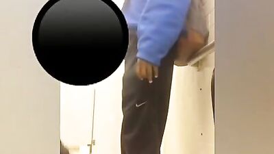 Teen's washroom suckoff