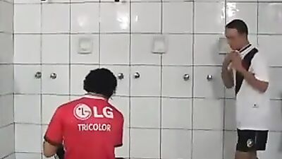 Chicos en las Duchas