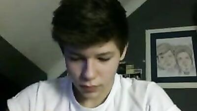 UK teen boy shows hot body while wanking