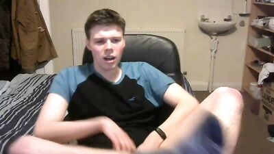 Cute college dude- more @ gayboy.ca