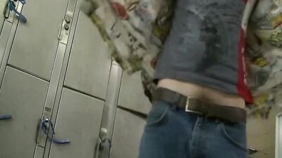 18j Schüler zeigt Schwanz