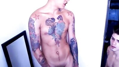 MENAGE A TROIS - HORNY NAKED GUYS ON CAMERA!